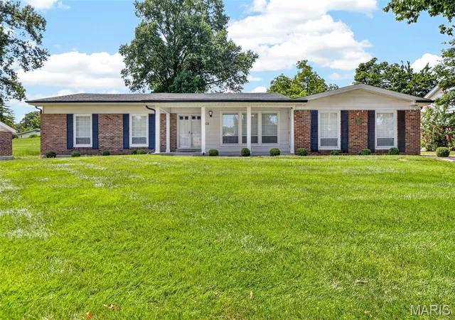 2nd image of 408 Algonquin Dr, Ballwin, MO 63011 | MLS# MIS26050643