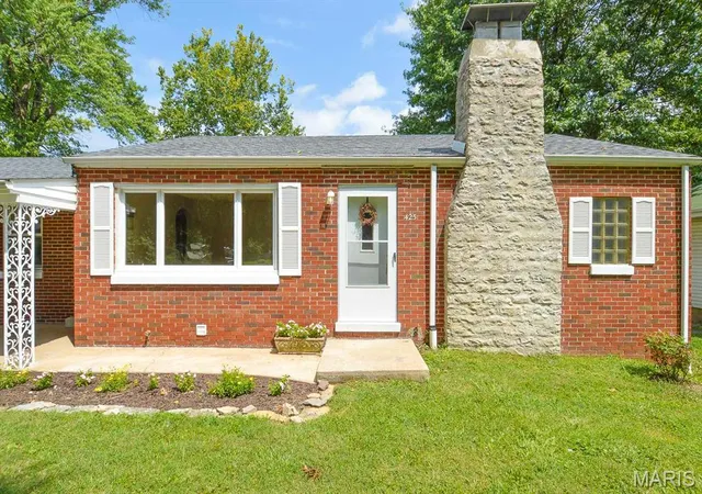 Photo 3 of Single family home for sale at 425 S 47th St, Belleville, IL 62226 | MLS# MIS26050647 | Listing updated on 2026-08-27