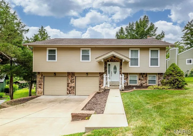 Photo 1 of Sale Pending at 813 Edgewood Dr, Lake Saint Louis, MO 63367 | MLS# MIS26050661 | Listing updated on 2026-08-27