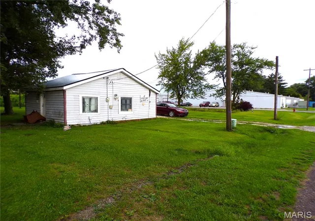 Photo 2 of Single family home for sale at 704 W Olive St, Vandalia, MO 63382 | MLS# MIS26050696 | Listing updated on 2026-08-08