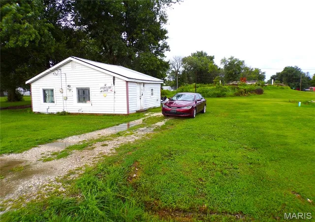 Photo 3 of Single family home for sale at 704 W Olive St, Vandalia, MO 63382 | MLS# MIS26050696 | Listing updated on 2026-08-08