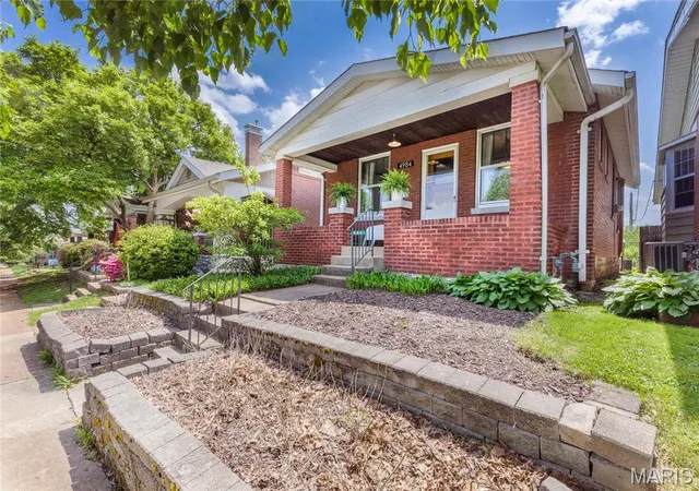 Photo 3 of Sale Pending at 4984 Neosho, Saint Louis, MO 63109 | MLS# MIS26050722 | Listing updated on 2026-08-30
