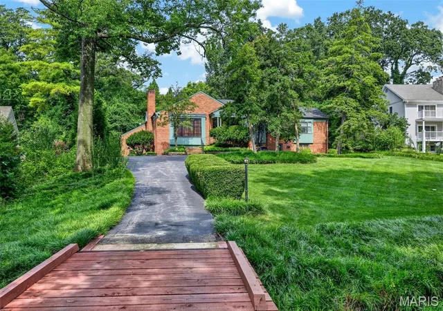 2nd image of 8 Winding Brook Ln, Saint Louis, MO 63124 | MLS# MIS26050728