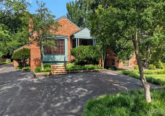 3rd image of 8 Winding Brook Ln, Saint Louis, MO 63124 | MLS# MIS26050728