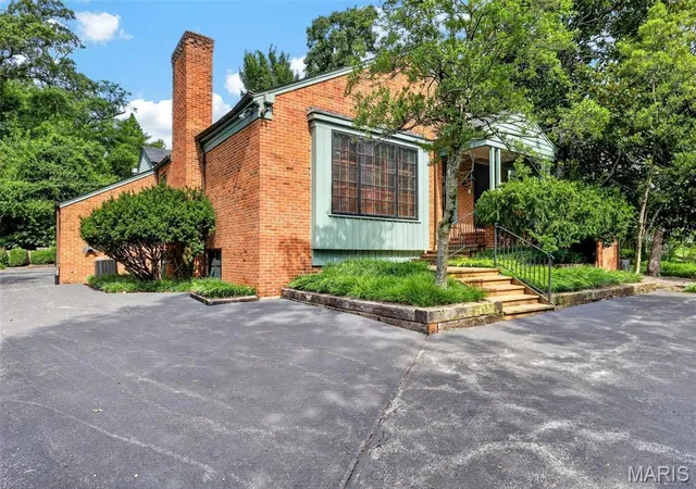 4th image of 8 Winding Brook Ln, Saint Louis, MO 63124 | MLS# MIS26050728