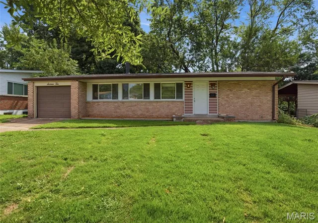 Photo 2 of Single family home for sale at 1610 Gallant Fox Dr, Florissant, MO 63033 | MLS# MIS26050734 | Listing updated on 2026-09-30