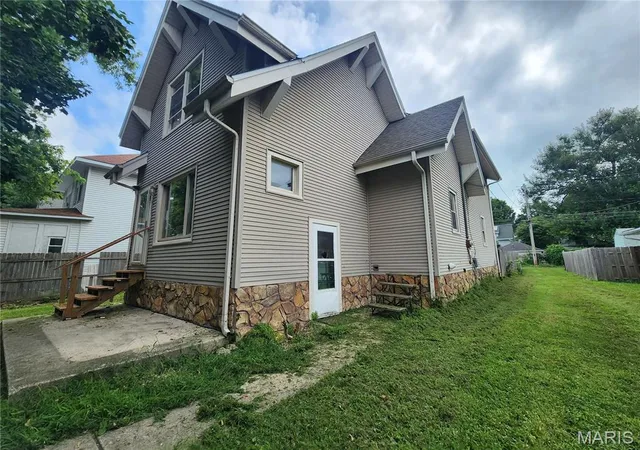 Photo 1 of Single family home for sale at 907 Johnson St, Carlinville, IL 62626 | MLS# MIS26050742 | Listing updated on 2026-08-07