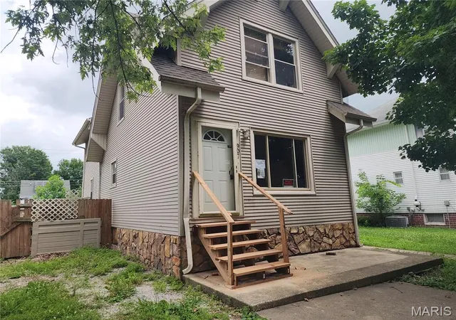 Photo 2 of Single family home for sale at 907 Johnson St, Carlinville, IL 62626 | MLS# MIS26050742 | Listing updated on 2026-08-07