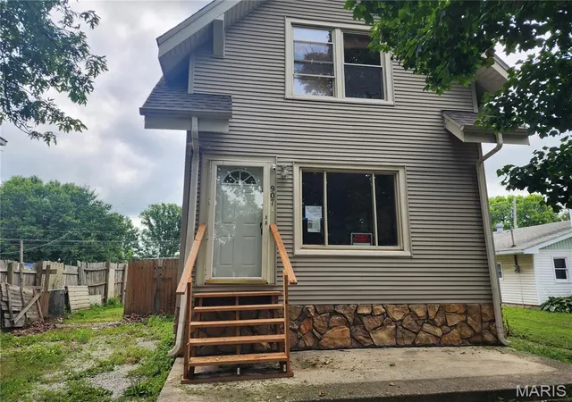 Photo 2 of Single family home for sale at 907 Johnson St, Carlinville, IL 62626 | MLS# MIS26050742 | Listing updated on 2026-08-07