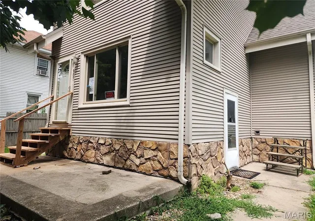 Photo 3 of Single family home for sale at 907 Johnson St, Carlinville, IL 62626 | MLS# MIS26050742 | Listing updated on 2026-08-07