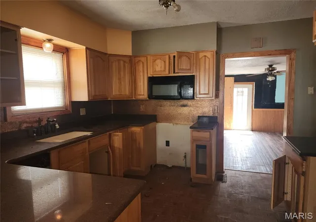 Photo 4 of Single family home for sale at 907 Johnson St, Carlinville, IL 62626 | MLS# MIS26050742 | Listing updated on 2026-08-07
