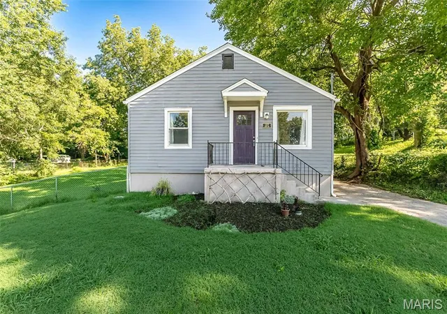 Photo 1 of Sale Pending at 1377 Heydt Ave, Saint Louis, MO 63135 | MLS# MIS26050776 | Listing updated on 2026-09-03