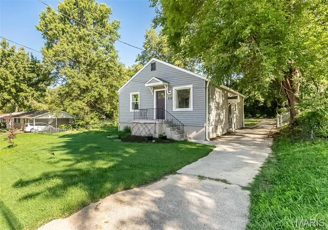 Photo 2 of Sale Pending at 1377 Heydt Ave, Saint Louis, MO 63135 | MLS# MIS26050776 | Listing updated on 2026-09-03