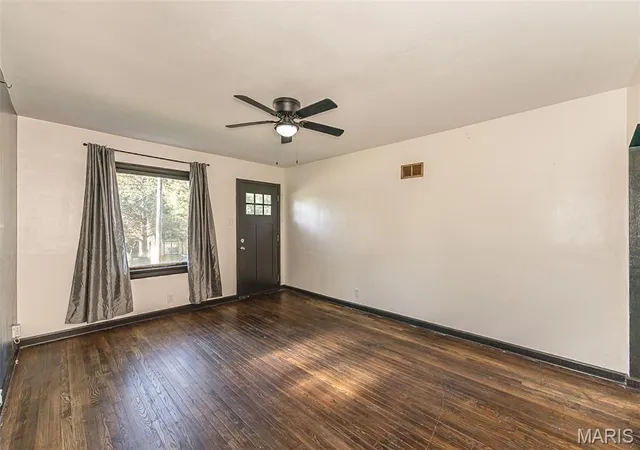 Photo 4 of Sale Pending at 1377 Heydt Ave, Saint Louis, MO 63135 | MLS# MIS26050776 | Listing updated on 2026-09-03