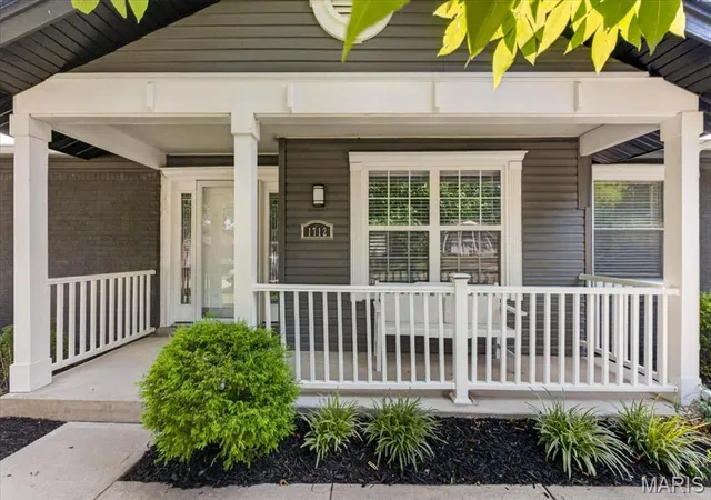 Photo 3 of Sale Pending at 1712 Pensacola Dr, Saint Louis, MO 63146 | MLS# MIS26050791 | Listing updated on 2026-09-15