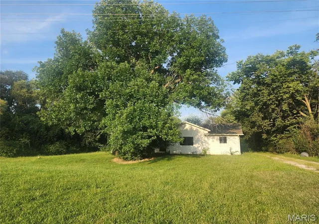 Photo 1 of Single family home for sale at 1672 Hillsboro Rd, Vandalia, IL 62471 | MLS# MIS26050796 | Listing updated on 2026-09-16
