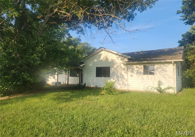 Photo 2 of Single family home for sale at 1672 Hillsboro Rd, Vandalia, IL 62471 | MLS# MIS26050796 | Listing updated on 2026-08-10