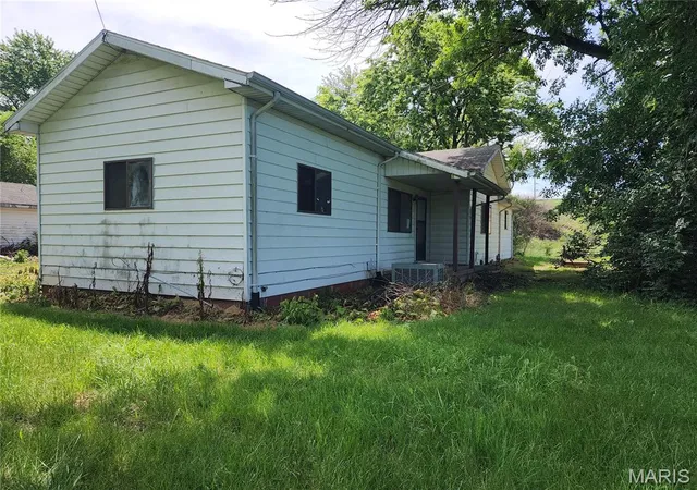 Photo 2 of Single family home for sale at 1672 Hillsboro Rd, Vandalia, IL 62471 | MLS# MIS26050796 | Listing updated on 2026-08-10