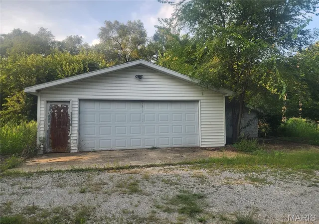 Photo 3 of Single family home for sale at 1672 Hillsboro Rd, Vandalia, IL 62471 | MLS# MIS26050796 | Listing updated on 2026-08-10