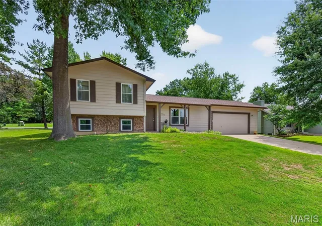 Photo 1 of Sale Pending at 612 Lakewood Dr, Lake Saint Louis, MO 63367 | MLS# MIS26050807 | Listing updated on 2026-08-14