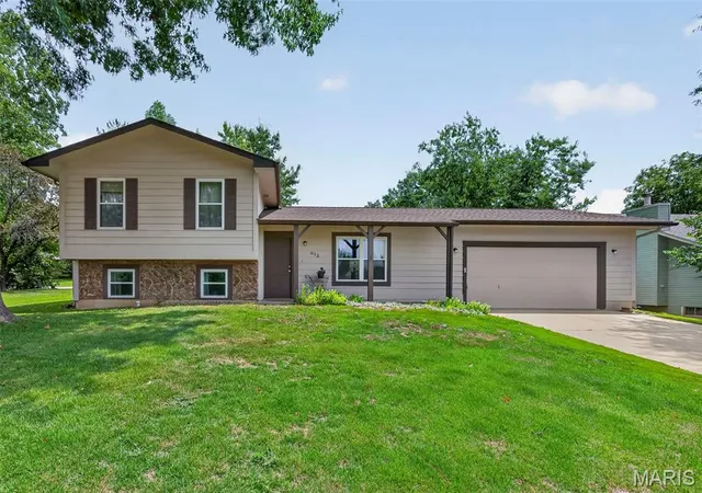 Photo 2 of Sale Pending at 612 Lakewood Dr, Lake Saint Louis, MO 63367 | MLS# MIS26050807 | Listing updated on 2026-08-14