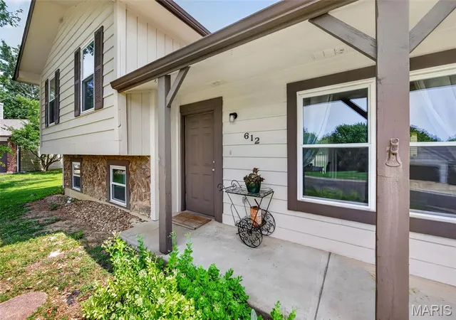 Photo 3 of Sale Pending at 612 Lakewood Dr, Lake Saint Louis, MO 63367 | MLS# MIS26050807 | Listing updated on 2026-08-14