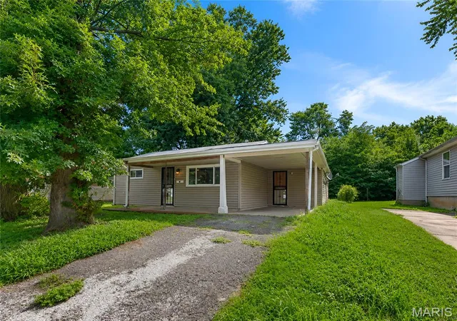 Photo 1 of Single family home for sale at 10108 Earl Dr, Saint Louis, MO 63136 | MLS# MIS26050817 | Listing updated on 2026-09-02