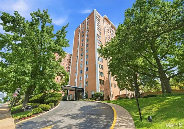 Condo for sale at 900 S Hanley Rd #1D, Saint Louis, MO 63105 | MLS# MIS26050846 | Listing updated on 2026-08-26