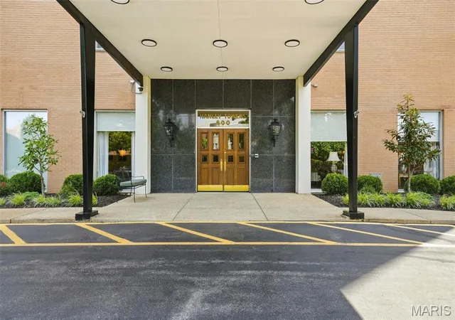 Photo 1 of Condo for sale at 900 S Hanley Rd #1D, Saint Louis, MO 63105 | MLS# MIS26050846 | Listing updated on 2026-08-26