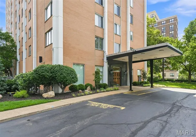 Photo 2 of Condo for sale at 900 S Hanley Rd #1D, Saint Louis, MO 63105 | MLS# MIS26050846 | Listing updated on 2026-08-26