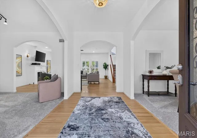 Photo 2 of Single family home for sale at 902 Stablefield Ct, Saint Louis, MO 63141 | MLS# MIS26050864 | Listing updated on 2026-09-14