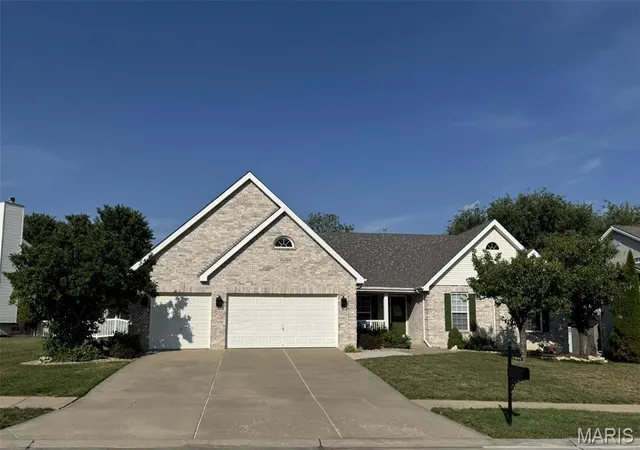 Photo 1 of Single family home for sale at 727 Hawk Run Dr, O Fallon, MO 63368 | MLS# MIS26050866 | Listing updated on 2026-10-05