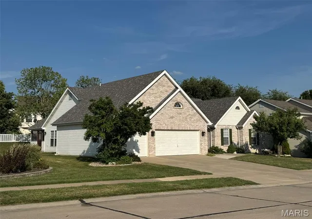 Photo 2 of Single family home for sale at 727 Hawk Run Dr, O Fallon, MO 63368 | MLS# MIS26050866 | Listing updated on 2026-10-05