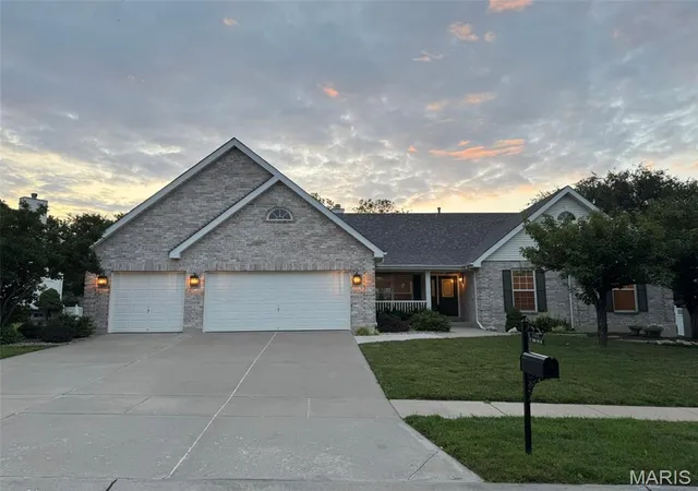 Photo 3 of Single family home for sale at 727 Hawk Run Dr, O Fallon, MO 63368 | MLS# MIS26050866 | Listing updated on 2026-10-05