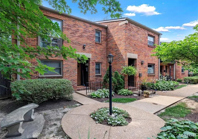 2nd image of 426 S Kirkwood Rd #A, Saint Louis, MO 63122 | MLS# MIS26050898