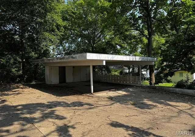 Photo 3 of Single family home for sale at 842 Vine St, Poplar Bluff, MO 63901 | MLS# MIS26050901 | Listing updated on 2026-08-07