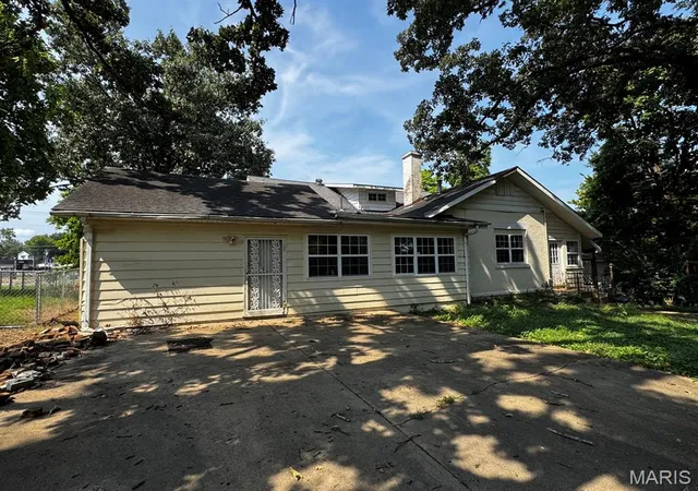 Photo 3 of Single family home for sale at 842 Vine St, Poplar Bluff, MO 63901 | MLS# MIS26050901 | Listing updated on 2026-08-07