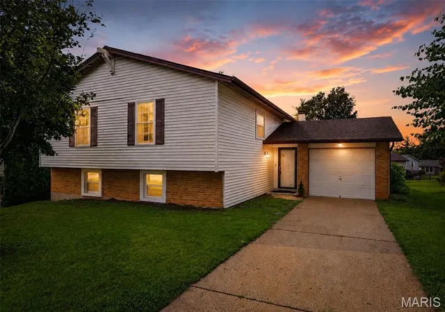 1st image of 1523 Shadow Ln, Saint Charles, MO 63303 | MLS# MIS26050902