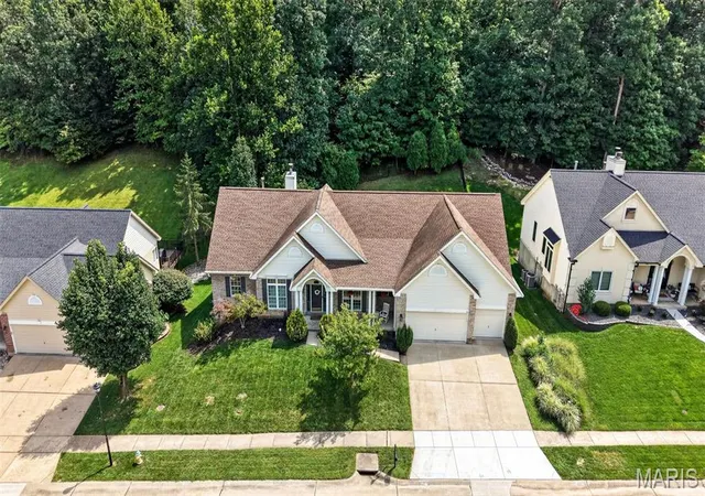 Photo 3 of Sale Pending at 714 Southern Hills Dr, Eureka, MO 63025 | MLS# MIS26050905 | Listing updated on 2026-08-24