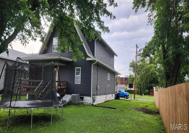 Photo 4 of Single family home for sale at 405 S Jefferson St, Vandalia, MO 63382 | MLS# MIS26050932 | Listing updated on 2026-08-26