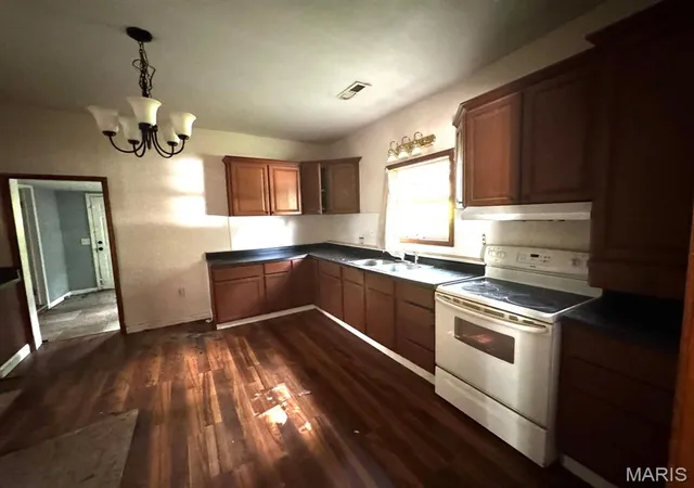 Photo 3 of Single family home for sale at 814 W Maud St, Poplar Bluff, MO 63901 | MLS# MIS26050938 | Listing updated on 2026-08-07