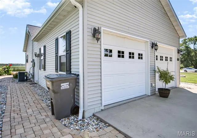 Photo 3 of Sale Pending at 1019 Prairie St, Shipman, IL 62685 | MLS# MIS26050984 | Listing updated on 2026-09-14