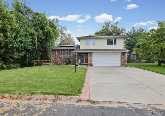 Single family home for sale at 86 Eastmoor Dr, Wood River, IL 62095 | MLS# MIS26050985