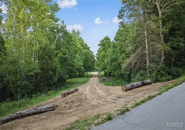 Photo 3 of Sale Pending at 22245 Lix Rd, Warrenton, MO 63383 | MLS# MIS26050988 | Listing updated on 2026-09-07