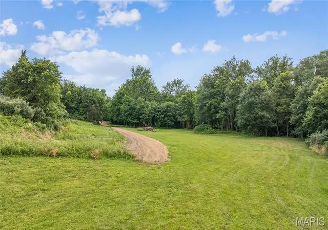 Photo 4 of Sale Pending at 22245 Lix Rd, Warrenton, MO 63383 | MLS# MIS26050988 | Listing updated on 2026-09-07
