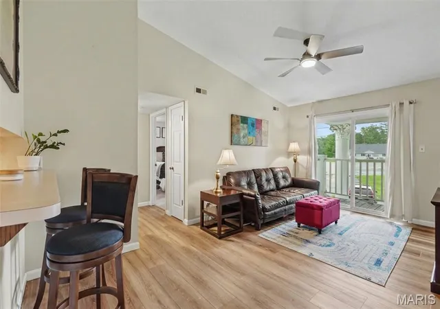 Listing Photo 4 - Condo for sale in building located at 3114 Edwards Pl, Maryland Heights, MO 63043 - Unit #303