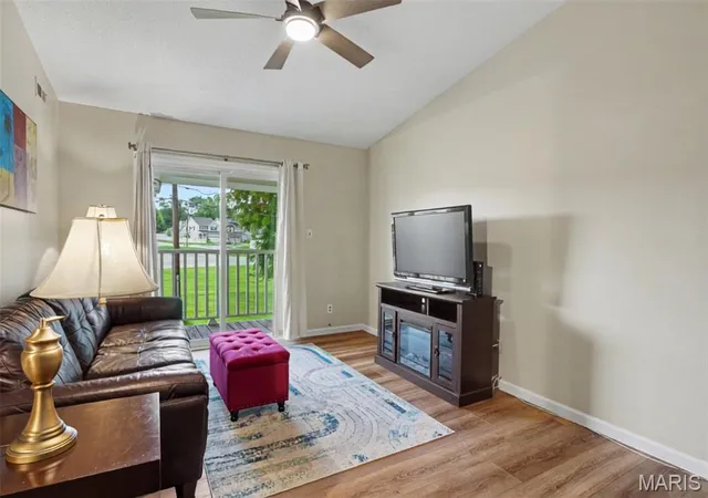 Listing Photo 5 - Condo for sale in building located at 3114 Edwards Pl, Maryland Heights, MO 63043 - Unit #303