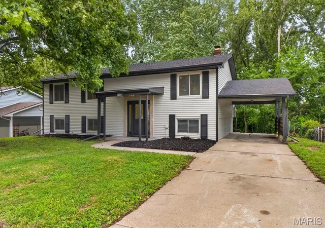 Photo 3 of Single family home for sale at 2026 Dawson Dr, Saint Charles, MO 63301 | MLS# MIS26050997 | Listing updated on 2026-09-08