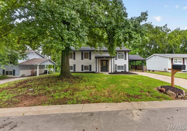 Photo 3 of Single family home for sale at 2026 Dawson Dr, Saint Charles, MO 63301 | MLS# MIS26050997 | Listing updated on 2026-10-06