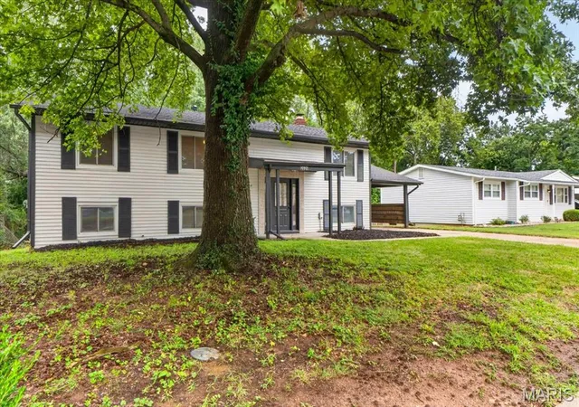 Photo 4 of Single family home for sale at 2026 Dawson Dr, Saint Charles, MO 63301 | MLS# MIS26050997 | Listing updated on 2026-10-06